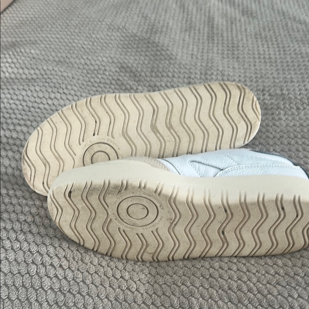 New Balance White and Cream Athletic Shoes CT 302 - Picture 8 of 8